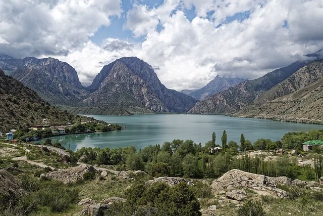 iskander-kul-lake-in-tajikistan
